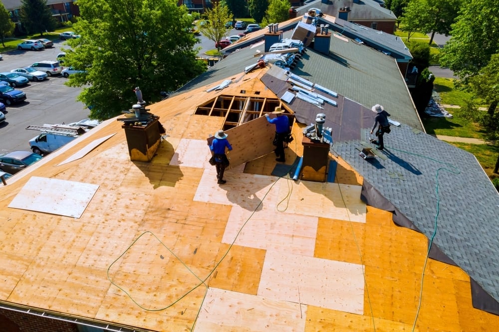 Hybrid Polymer Adhesives vs. Traditional Roofing Mastics: Which Performs Better in Extreme Weather?